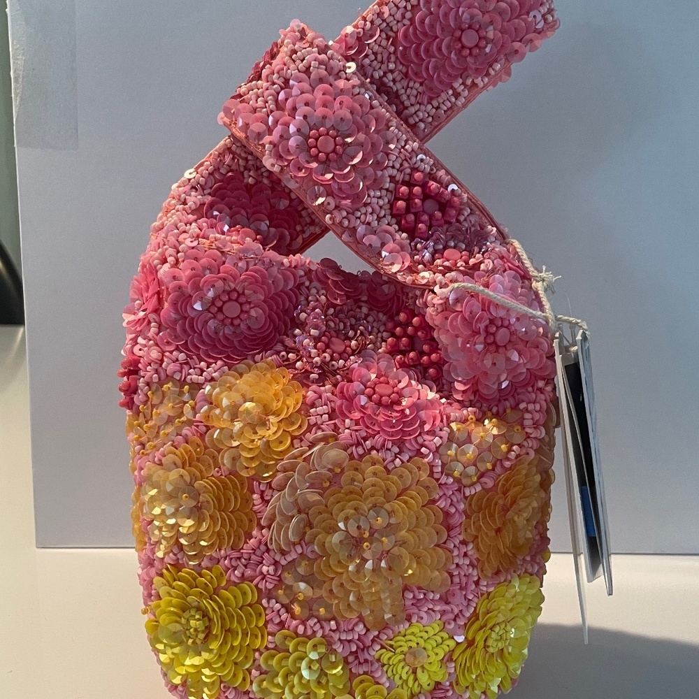 NWT Gorgeous pink, salmon, yellow beaded bag embroidery sequin and bead! Viral!